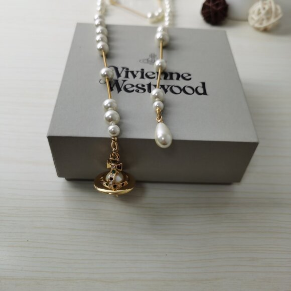 Vivienne Westwood Irregular Three Row Pearl Bas Relief Choker in gold - Picture 5 of 9